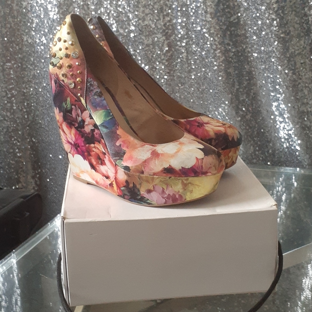 Wedges shoes and purse